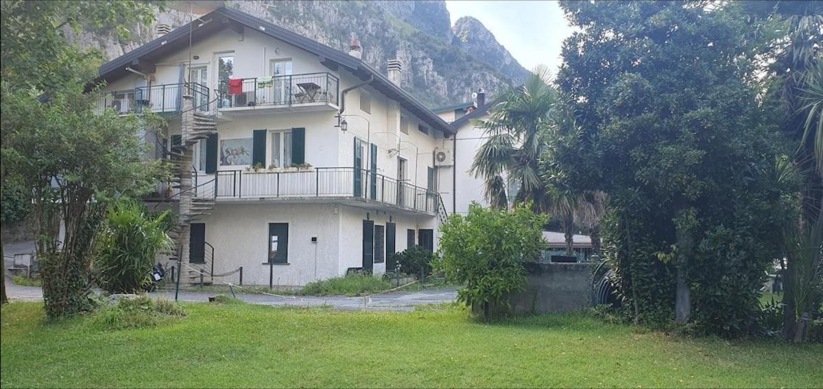 L For Lake Mandello del Lario Exterior photo